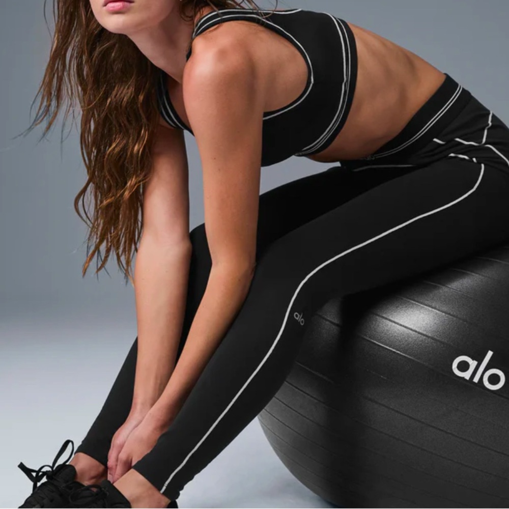 ALO Yoga Black Sports Bra with Sleek Racerback